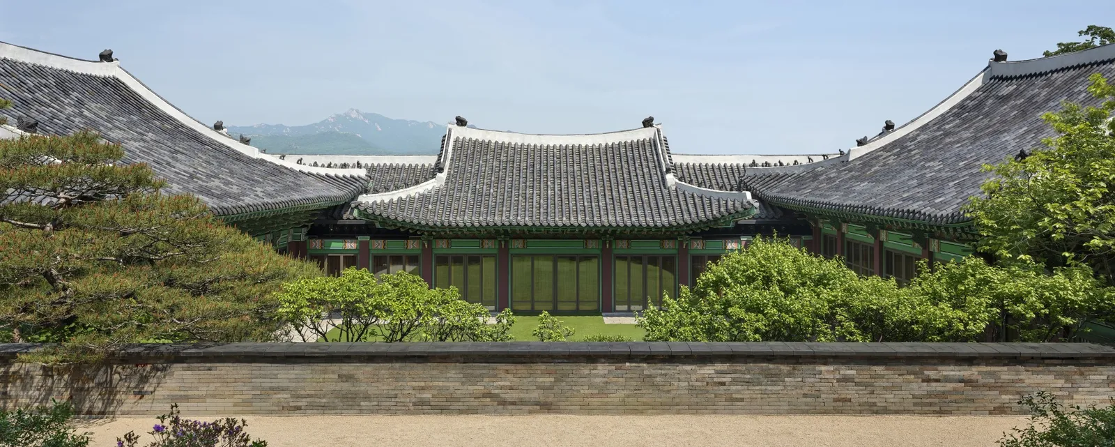 서울신라호텔 — 경내 한옥 지붕 너머로 보이는 남산 능선